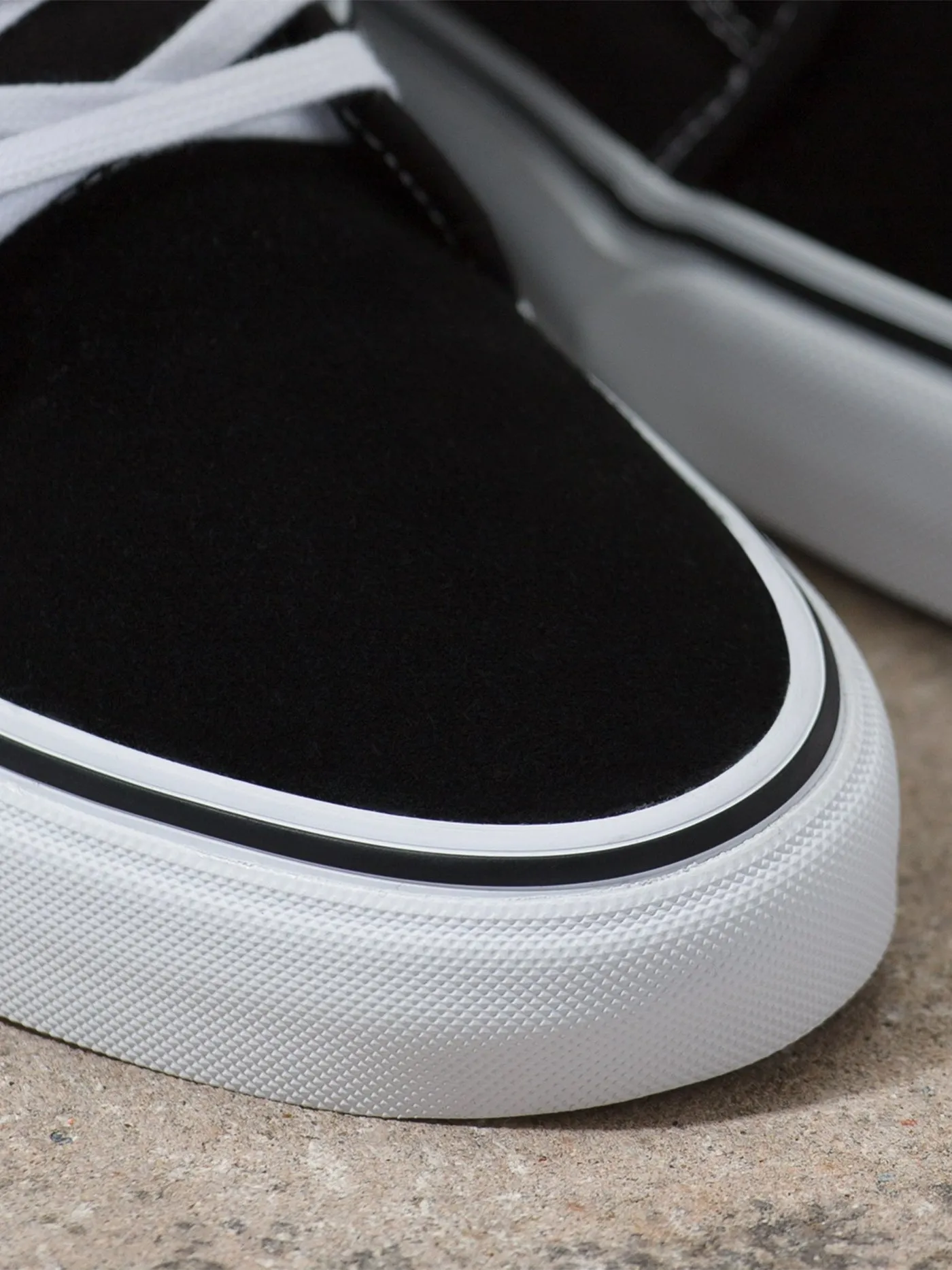 Skate Chukka Low Black/White Shoes