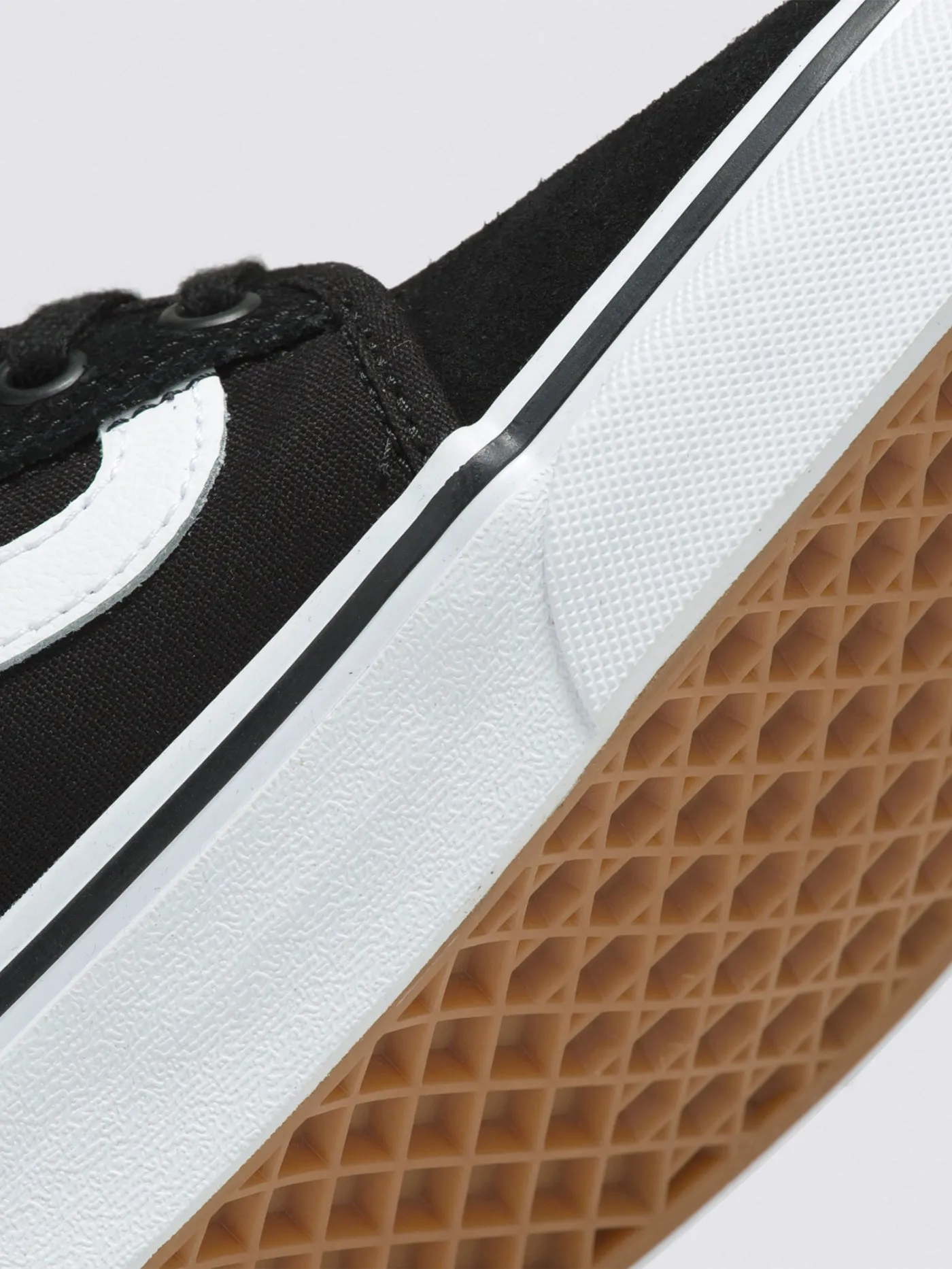 Skate Chukka Low Sidestripe Black/White Shoes